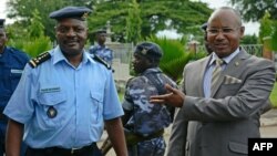 Alain-Guillaume Bunyoni (kulia) akizungumza na afisa wa polisi huko Bunjumbura Aprili 12 2016, wakati alipokuwa Waziri wa Usalama wa Burundi. Picha na STRINGER / cds / AFP. 