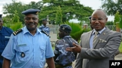 Alain-Guillaume Bunyoni (kulia) akizungumza na afisa wa polisi huko Bunjumbura Aprili 12 2016, wakati alipokuwa Waziri wa Usalama wa Burundi. Picha na STRINGER / cds / AFP. 