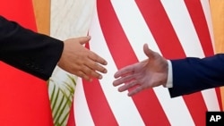 美國總統拜登與中國國家主席習近平在印尼峇裡島20國集團峰會期間舉行面對面會談前伸手握手。 （2022年11月14日）