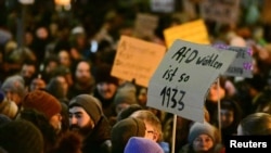 Warga berkumpul di Cologne, Jerman, pada 16 Januari 2024, memprotes partai berhaluan sayap kanan ekstrem AfD. (Foto: Reuters/Jana Rodenbusch)