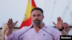 Pemimpin sayap kanan partai Vox Spanyol Santiago Abascal berbicara selama rapat umum di Puerto Almerimar, El Ejido, Spanyol, menjelang pemilihan umum mendadak di negara itu, 23 Juli mendatang.