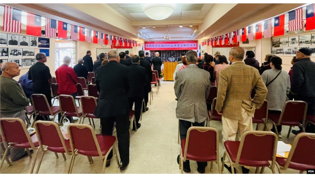 10月10日上午11点,“双十国庆大会”在旧金山国父纪念馆举行,大家起立,一起唱中华民国国歌