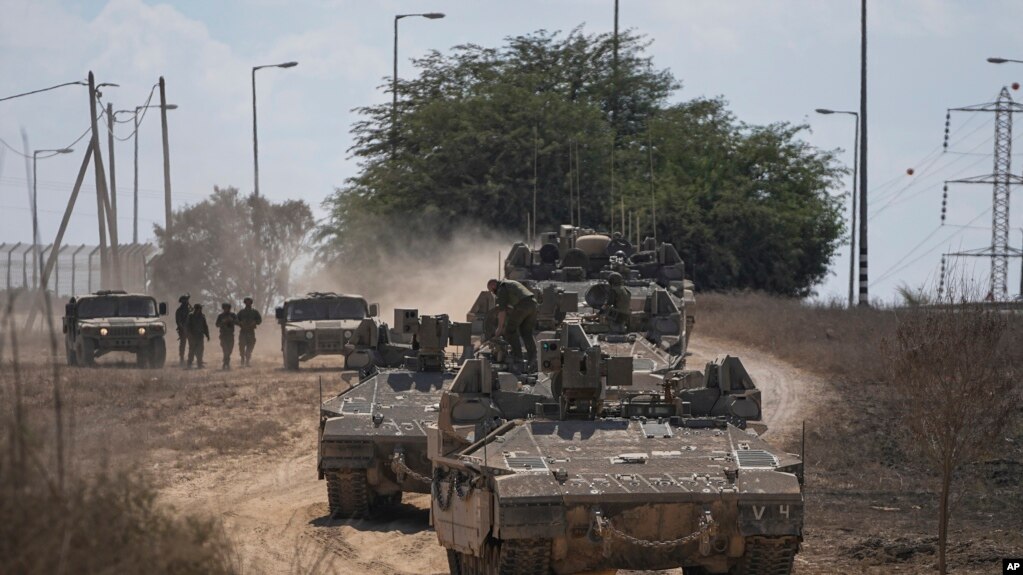 2023年10月15日，以色列装甲运兵车 (APC) 车队驶向以色列南部加沙地带边境。(photo:VOA)