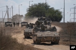 Konvoi pengangkut personel lapis baja (APC) Israel menuju perbatasan Jalur Gaza di Israel selatan, 15 Oktober 2023. (Foto: AP)