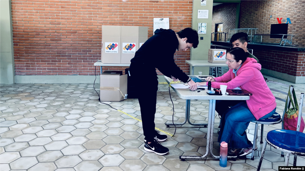 Asistentes de mesas y centros de votación de la capital aseguraron que el proceso para el Referendo Consultivo se mantuvo durante todo el día con normalidad y fluidez.