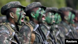 ARCHIVO - Soldados del ejército brasileño reaccionan en la frontera con Colombia durante un entrenamiento para mostrar los esfuerzos para reforzar la seguridad a lo largo de las fronteras, en Vila Bittencourt, estado de Amazonas, Brasil, el 18 de enero de 2017.