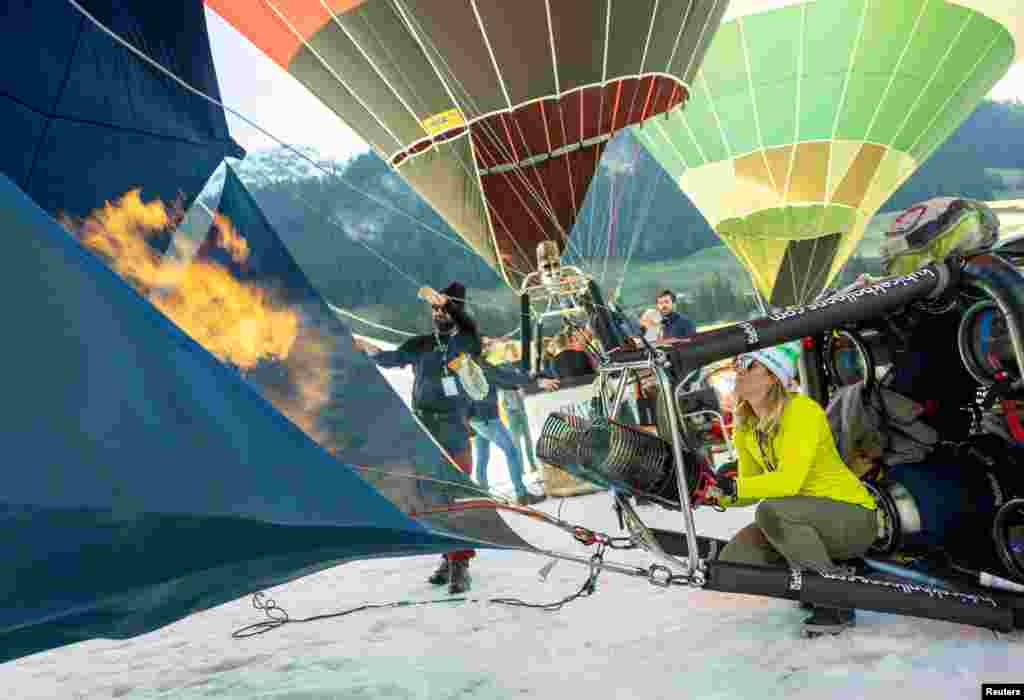 Pilot Amanda Brodbeck prepares her balloon during the 44th International Hot Air Balloon Festival in Chateau-d&#39;Oex, Switzerland.