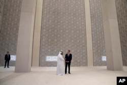 Menteri Luar Negeri AS Antony Blinken mengunjungi Masjid Imam Al-Tayeb di Rumah Keluarga Ibrahim di in Abu Dhabi, di Uni Emirat Arab, Sabtu, 14 Oktober 2023. (Foto: United Arab Emirates, Oct. 14, 2023. (Foto: Jacquelyn Martin, Pool/AP Photo)
