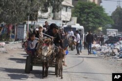 Warga Palestina mengungsi dari Gaza utara ke selatan setelah tentara Israel mengeluarkan peringatan evakuasi yang belum pernah terjadi sebelumnya kepada populasi lebih dari 1 juta orang di Gaza utara, Jumat, 13 Oktober 2023. (Foto: AP)