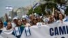 Sejumlah warga berunjuk rasa, menunjukkan dukungan kepada Israel, di Pantai Copacabana, Rio de Janiero, Brazil, pada 15 Oktober 2023. (Foto: AP/Bruna Prado)