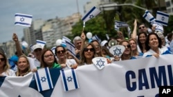 Sejumlah warga berunjuk rasa, menunjukkan dukungan kepada Israel, di Pantai Copacabana, Rio de Janiero, Brazil, pada 15 Oktober 2023. (Foto: AP/Bruna Prado)