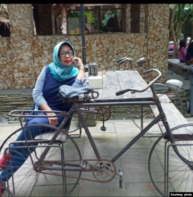 Tri Wahyu (bu Yayuk), sudah 46 tahun membuat apem (foto: courtesy)