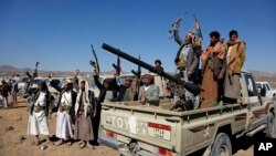 Pasukan dan anggota suku Houthi melakukan unjuk rasa menentang serangan AS dan Inggris di situs militer Houthi di dekat Sanaa, Yaman, Minggu, 14 Januari 2024. (Foto: AP)