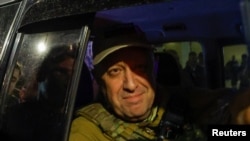 Thủ lĩnh nhóm lính đánh thuê Wagner của Nga Yevgeny Prigozhin rời trụ sở Quân khu phía Nam giữa lúc binh sĩ tập đoàn này rút khỏi thành phố Rostov-on-Don, Nga, ngày 24/6/2023.