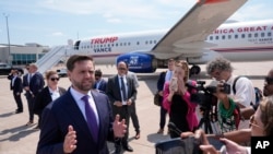 Kandidati republikan për Nënpresident JD Vance flet me gazetarët pasi u afrua të shoh avionin e Nënpresidentes "Air Force Two" në Eau Claire të Uiskonsin, 7 Gusht 2024.