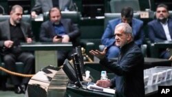 Presiden Iran Masoud Pezeshkian dalam debat mengenai calon menterinya pada sidang terbuka parlemen di Teheran, Iran, Rabu, 21 Agustus 2024. (Vahid Salemi/AP)