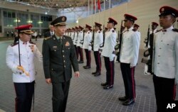 中国国防部长李尚福在新加坡受到仪仗队的欢迎。（2023年6月1日）