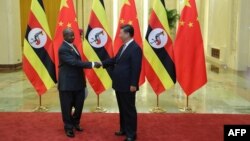 Rais Museveni wa Uganda na rais wa China Xi Jinping wakipena mikono huko Beijing on Septemba 6, 2018. Picha na Lintao Zhang / AFP.