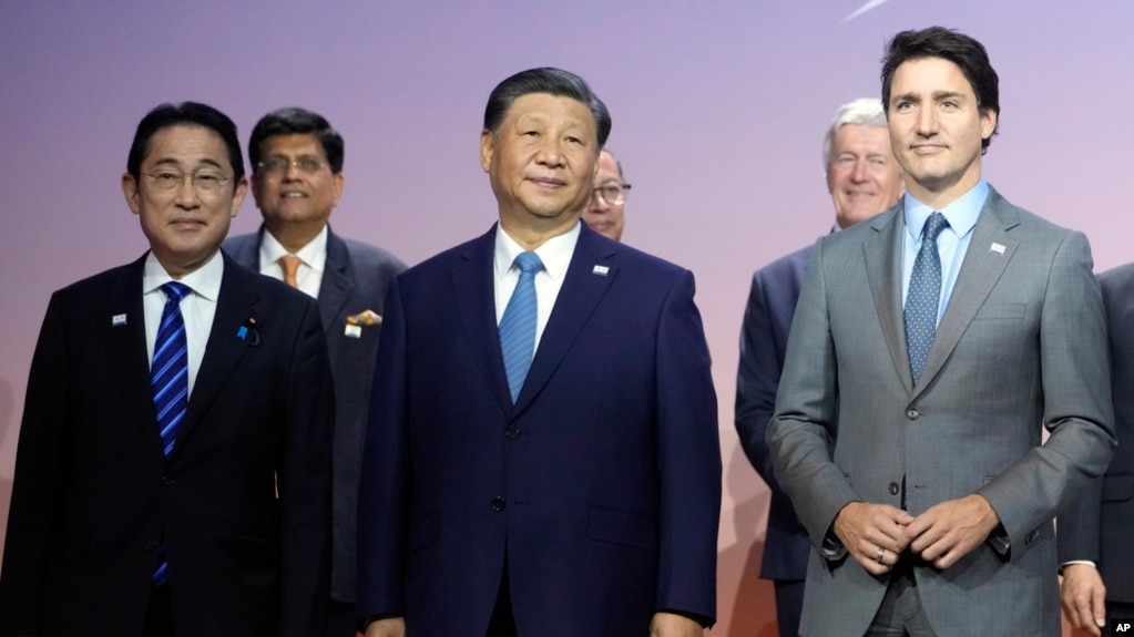 2023年11月16日，在旧金山举行的亚太经合组织峰会上，日本首相岸田文雄（左）、中国国家主席习近平（中）和加拿大总理特鲁多（右)合影留影。（美联社）(photo:VOA)