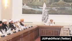 مولانا فضل الرحمٰن نے وفد کے ہمراہ افغانستان میں برسرِ اقتدار طالبان کی عبوری حکومت کے وزیرِ اعظم ملا حسن اخوند سے ملاقات کی ہے۔