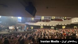 حضور پرشمار زنان بدون حجاب اجباری در کنسرت سالار عقیلی در تالار وزارت کشور