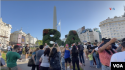 Turistas se toman fotografías en la Avenida 9 de julio, en Buenos Aires, Argentina, el lunes 20 de noviembre de 2023.