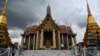 FILE - Turis asing mengunjungi Grand Palace di Bangkok, 2 November 2021. (Lillian SUWANRUMPHA / AFP)