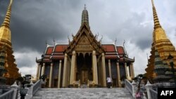 FILE - Turis asing mengunjungi Grand Palace di Bangkok, 2 November 2021. (Lillian SUWANRUMPHA / AFP)