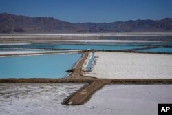 FILE - Sebuah truk diparkir di antara kolam penguapan air garam di fasilitas lithium Silver Peak Albemarle Corp., 6 Oktober 2022, di Silver Peak, Nevada. (AP/John Locher)