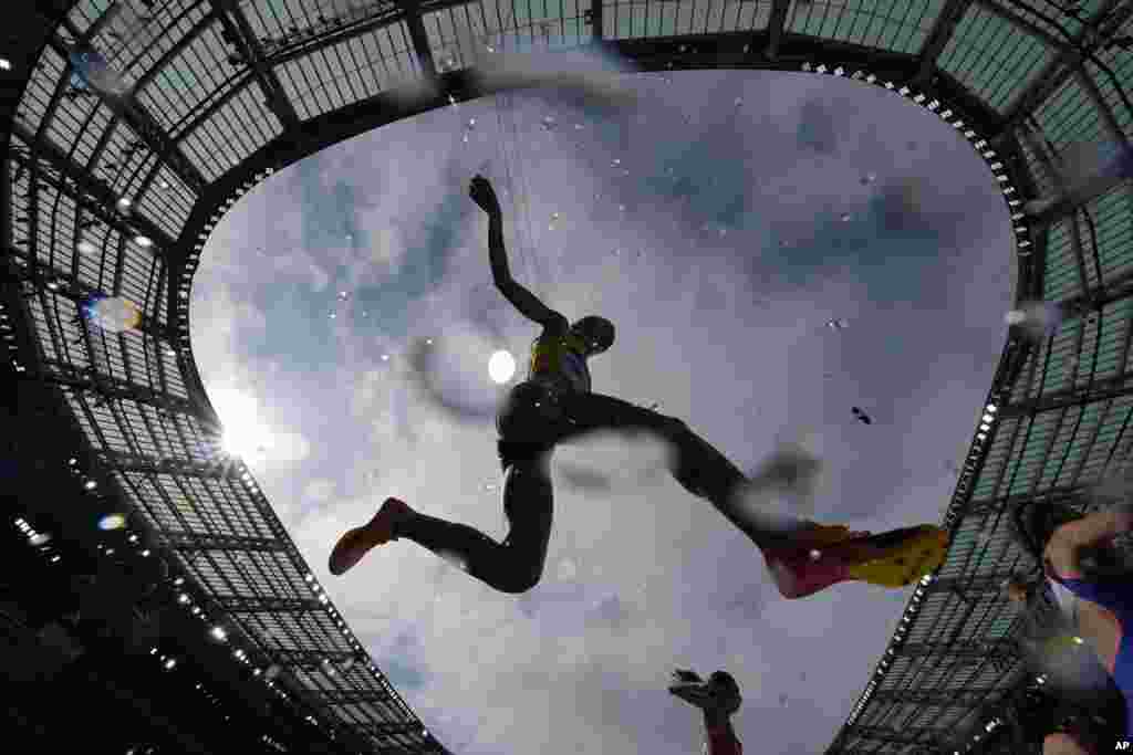 Cara Feain-Ryan of Australia competes in a heat of the women&#39;s 3,000-meter steeplechase at the 2024 Summer Olympics in Saint-Denis, France.