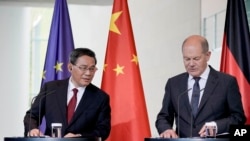 German Chancellor Olaf Scholz, right, and Chinese Premier Li Qiang, brief the media following government consultations of the both countries at the chancellery in Berlin, Germany, Tuesday, June 20, 2023.