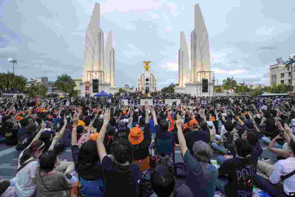 Поддржувачите на партијата &bdquo;Движете напред&ldquo; се собираат на споменикот на демократијата за време на протестот во Бангкок, Тајланд. Уставниот суд на Тајланд го суспендираше лидерот на партијата Пита Лимјароенрат, кандидат за премиер, од неговите должности како член на парламентот, додека се чека одлуката за тоа дали го прекршил изборниот закон.
