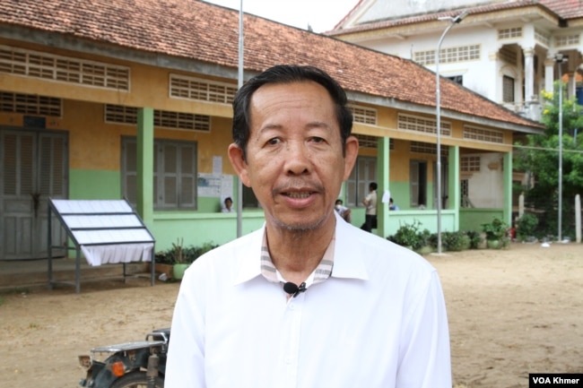 រូបឯកសារ៖ លោក រ៉ុង ឈុន អនុប្រធានម្នាក់របស់គណបក្សភ្លើងទៀន ផ្តល់បទសម្ភាសន៍ដល់វីអូអេ បន្ទាប់ពីបានបោះឆ្នោតជាតិអាណត្តិទី ៧ នៅស្រុកស្អាង ខេត្តកណ្តាល កាលពីថ្ងៃទី ២៣ ខែកក្កដា ឆ្នាំ ២០២៣។ (លាស់ លីបលីប/វីអូអេ)