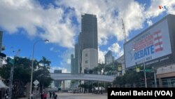 Extreman medidas de seguridad en los exteriores del Adrienne Arsht Center de la ciudad de Miami, donde este miércoles 8 de noviembre tendrá lugar el debate de candidatos en las primarias republicanas para las elecciones presidenciales de 2024.