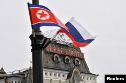 Bendera negara Rusia dan Korea Utara berkibar di jalan dekat stasiun kereta api selama kunjungan pemimpin Korea Utara Kim Jong Un ke Vladivostok, Rusia, 25 April 2019. (Foto: REUTERS)