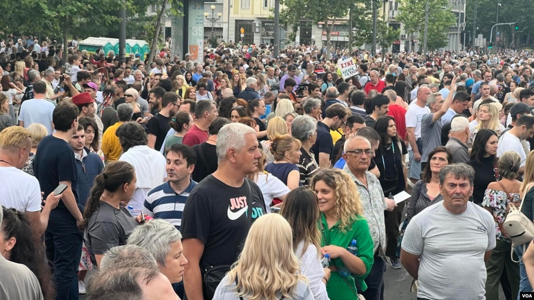 Učesnici osmog protesta "Srbija protiv nasilja", pred početak skupa ispred Doma Narodne skuoštine Republike Srbije, u Beogradu, 24. juna 2023. (Foto: Glas Amerike/Rade Ranković)