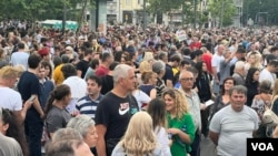 Učesnici osmog protesta "Srbija protiv nasilja", pred početak skupa ispred Doma Narodne skuoštine Republike Srbije, u Beogradu, 24. juna 2023. (Foto: Glas Amerike/Rade Ranković)