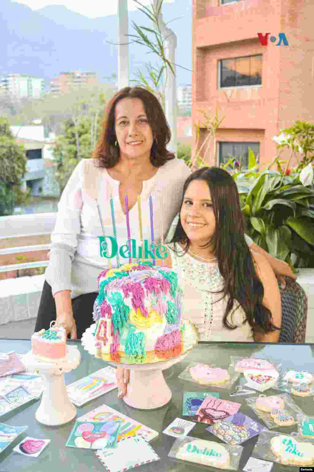 Andreina González junto a su madre, ambas creadoras de Delike.