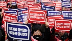 Dokter-dokter berteriak menyuarakan slogan-slogan saat melakukan aksi protes menentang rencana pemerintah untuk meningkatkan kapasitas penerimaan sekolah kedokteran di Seoul, Korea Selatan, pada 3 Maret 2024. (Foto: Reuters)