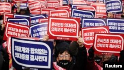 Dokter-dokter berteriak menyuarakan slogan-slogan saat melakukan aksi protes menentang rencana pemerintah untuk meningkatkan kapasitas penerimaan sekolah kedokteran di Seoul, Korea Selatan, pada 3 Maret 2024. (Foto: Reuters)