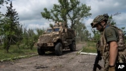 乌克兰军人在新夺回的村庄进行巡逻。（2023年6月17日）