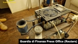意大利财政卫队发布的一张未注明日期的图片显示，意大利警方在打击从中国向美国贩运芬太尼的行动中查获的工具。