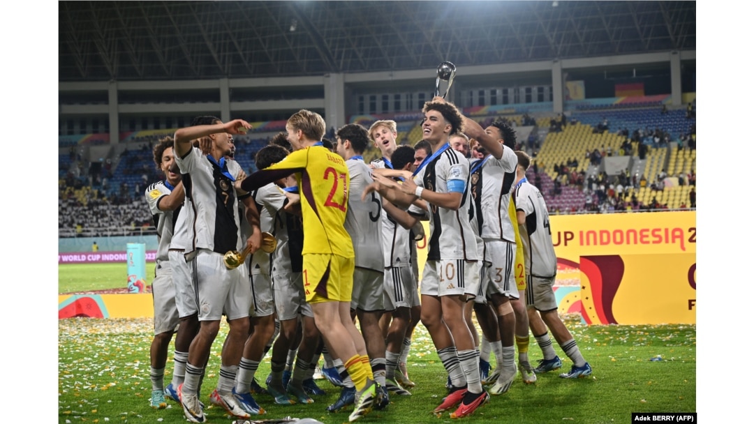 Para pemain Jerman merayakan kemenangannya pada laga final sepak bola FIFA U-17 World Cup Indonesia 2023 melawan Prancis di Stadion Manahan Solo, Jawa Tengah pada 2 Desember 2023. (Foto: Adek BERRY/AFP)