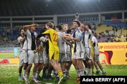 Para pemain Jerman merayakan kemenangannya pada laga final sepak bola FIFA U-17 World Cup Indonesia 2023 melawan Prancis di Stadion Manahan Solo, Jawa Tengah pada 2 Desember 2023. (Foto: Adek BERRY/AFP)