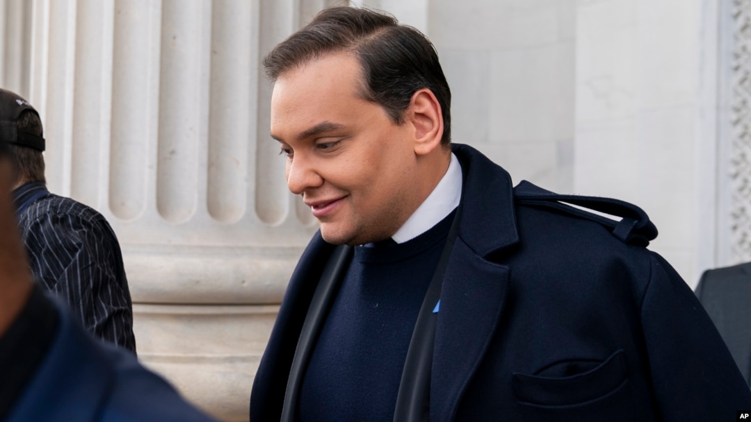 George Santos, anggota Partai Republik dari New York meninggalkan Gedung Capitol di Washington, D.C., setelah dipecat sebagai anggota parlemen AS, hari Jumat 1 Desember 2023.