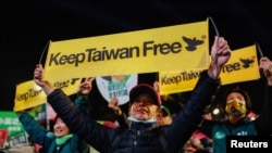 Những người ủng hộ Đảng Dân Tiến (DPP) của Đài Loan vận động tranh cử ở Đài Bắc ngày 11/1 với biểu ngữ "Hãy giữ cho Đài Loan tự do." Bất chấp những cảnh báo từ Trung Quốc, người dân Đài Loan đã giữ được nền dân chủ khi bầu ông Lại Thanh Đức của đảng này lên làm tổng thống.