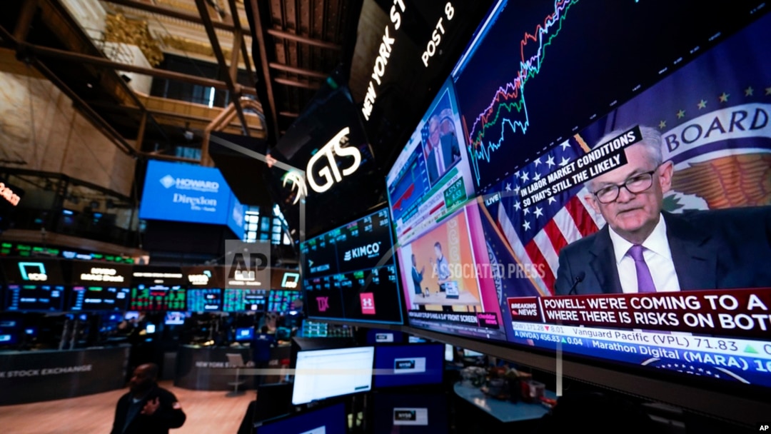 Tháng trước, ông Jerome Powell, chủ tịch Quỹ Dự Trữ Liên Bang, nói rằng sẽ phải tăng lãi suất nếu lương bổng còn lên cao trong tháng Tám và nếu các xí nghiệp còn thiếu người làm. 