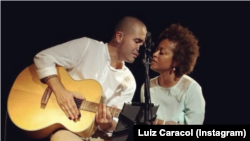 Luiz Caracol e Sara Tavares em palco