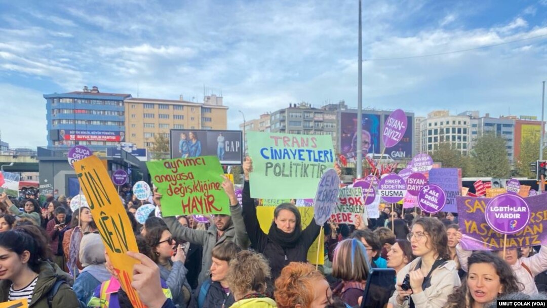 İstanbul'da kadınlar Kadına Yönelik Şiddetle Mücadele Günü'nde bir araya geldi