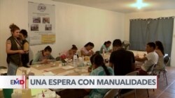 Migrantes en Ciudad Juárez aprenden manualidades mientras esperan cita con autoridades de EEUU